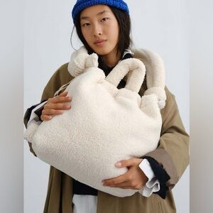 Opens Sherpa bag/bagpack